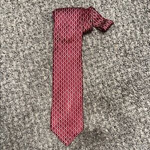 Roundtree & Yorke Red Geometric Tie Accessory